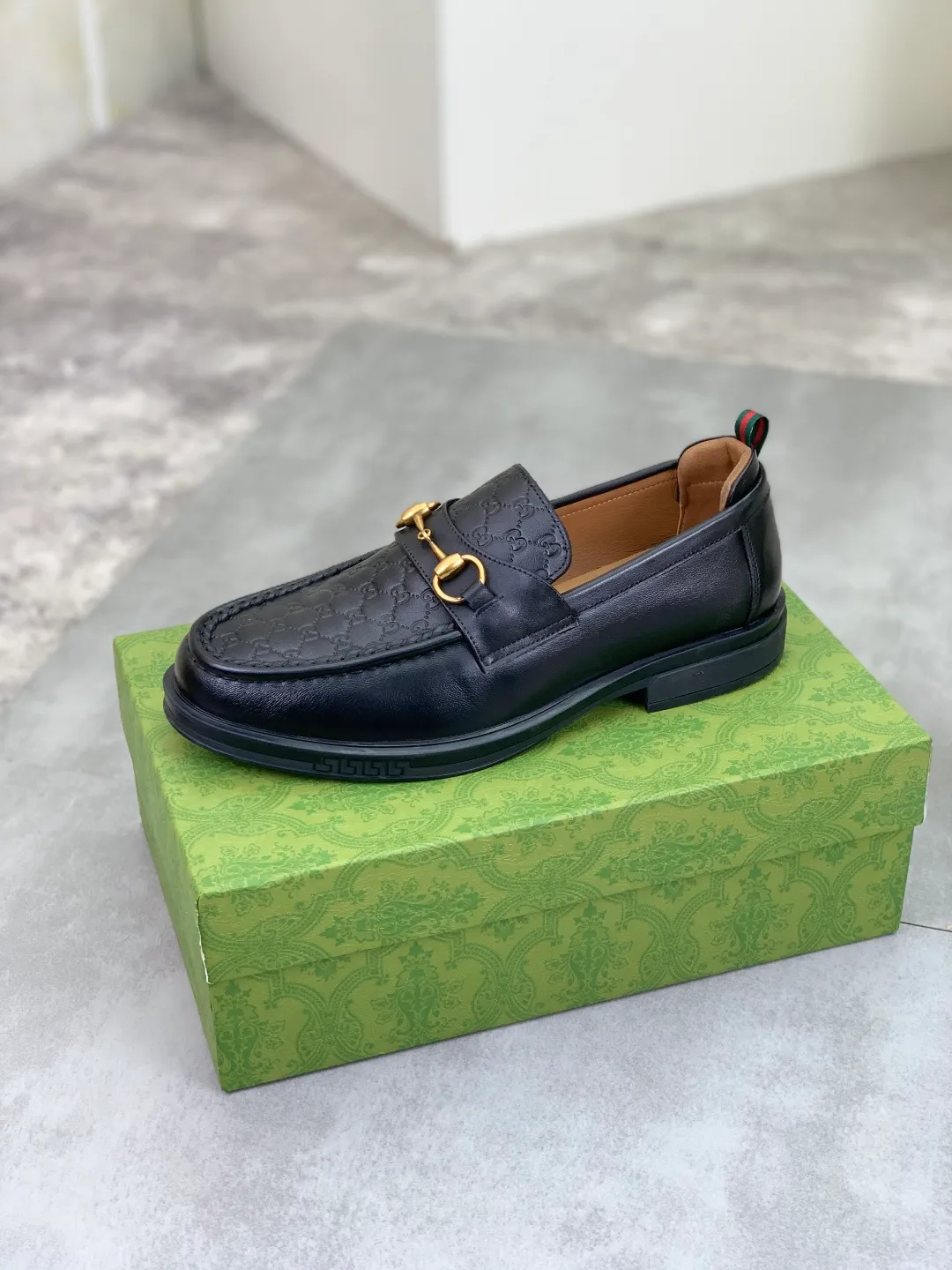 Men's shoes💰P500💰【New model, soft and comfortable Gucci classic business leather shoes hot selection (Gucci) official website latest Gucci 🎁 business leather shoes, hot style 💥 simple and elegant style, exclusive for trendy men. Unique official website latest brand original double G embossed element 👑Gucci Original decoration, fashionable and generous, made of original calfskin ✅ fully imported first-layer pigskin lining, official website designated wear-resistant, rubber business outsole, real-life photos of classic models at the counter 🎬38-44 (customized for 45) 3⃣️ colors available